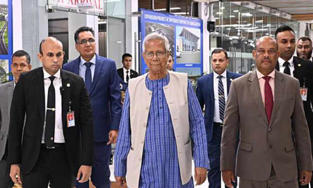 লন্ডনের উদ্দেশে ঢাকা ছাড়লেন প্রধান উপদেষ্টা