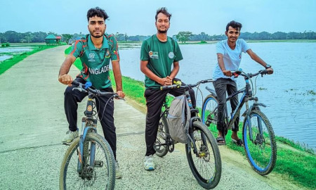 সাইকেলে ২৪৫ কিলোমিটার অভিযাত্রা কুবির তিন শিক্ষার্থীর