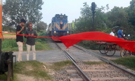 রাজশাহীতে রেলপথ অবরোধ, সারাদেশের সঙ্গে ট্রেন যোগাযোগ ব্যাহত