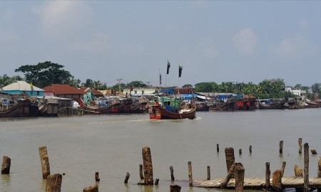 জাল-ট্রলার নিয়ে সমুদ্রযাত্রার প্রস্তুতি জেলেদের