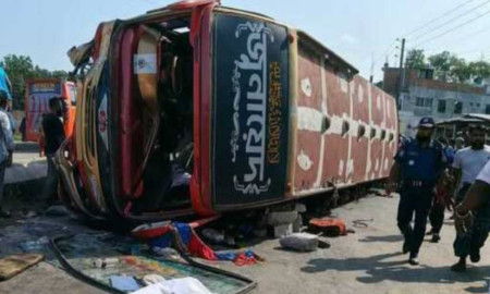 ‘ঘুমিয়ে’ গেলেন চালক, বাস উল্টে প্রাণ গেল হেলপারের