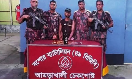 শীর্ষ সন্ত্রাসী ‘পিচ্চি রাজা’ বেনাপোলে গ্রেফতার