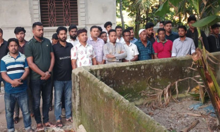 শহীদ ইয়াছীনের কবর জিয়ারত ও পরিবারকে অনুদান দিলেন ছাত্রদল নেতাকর্মীরা