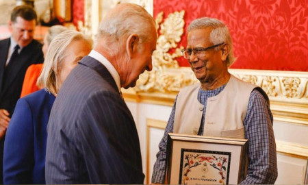‘কিংস চার্লস হারমনি’ অ্যাওয়ার্ড গ্রহণ করলেন ড. ইউনূস