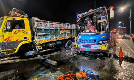 পদ্মা সেতুতে বাস-ট্রাকের সংঘর্ষে নিহত ২, আহত ১২ 