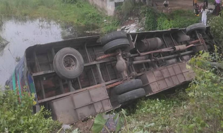 কুমিল্লায় বাস খাদে পড়ে এক নারী নিহত, আহত ৮