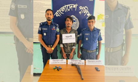 পাবনায় আগ্নেয়াস্ত্র ও গুলিসহ যুবক আটক