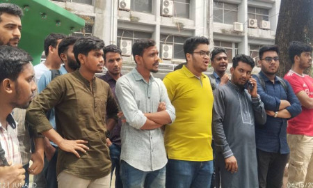 র‍্যাগিং বন্ধ ও নিরাপত্তার দাবিতে জবি শিক্ষার্থীদের বিক্ষোভ