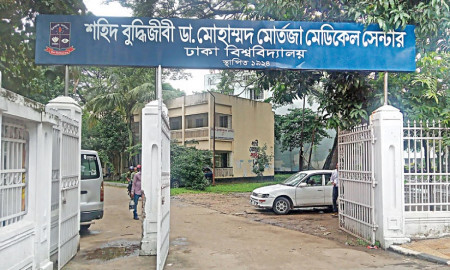 ঢাবি এলাকায় ছাত্রলীগের বিক্ষোভ, একাধিক স্থান থেকে ককটেল উদ্ধার