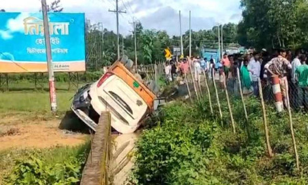 রামুতে বাস-ক্যাভার্ড ভ্যান সংঘর্ষে বাবা-ছেলেসহ নিহত ৩