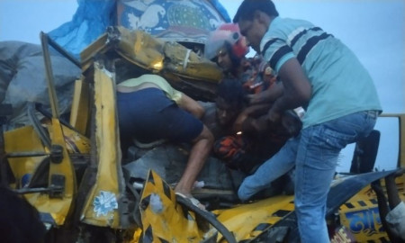 ঢাকা-মাওয়া এক্সপ্রেসওয়েতে ট্রাক দুর্ঘটনা, ৯৯৯-এ ফোন পেয়ে চালকসহ উদ্ধার ৩