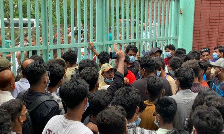 এইচএসসি পরীক্ষা পেছানোর দাবিতে শিক্ষাবোর্ডের ফটকে তালা