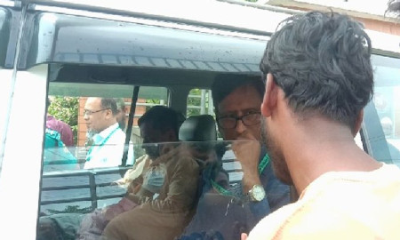এইচএসসি পরীক্ষা পেছানোর দাবিতে বোর্ড চেয়ারম্যান অবরুদ্ধ