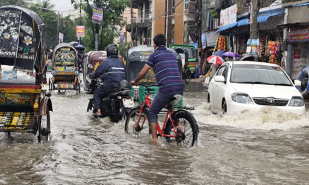 ৫৫ মিলিমিটার বৃষ্টিতে জলাবদ্ধ চট্টগ্রাম, ভোগান্তিতে জনজীবন