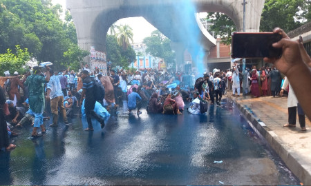 প্রেসক্লাবের সামনে আন্দোলনকারীদের ওপর পুলিশের জলকামান–সাউন্ড গ্রেনেড নিক্ষেপ  