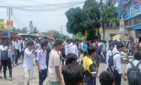 ২১ দাবিতে কারমাইকেল কলেজ শিক্ষার্থীদের রেলগেট-সড়ক পথ অবরোধ