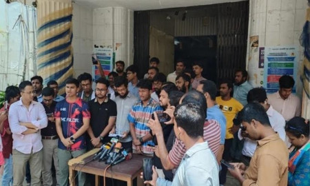 ঢামেক শিক্ষার্থীদের ২৪ ঘণ্টার আল্টিমেটাম