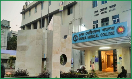 আবাসন সংকটে ঢাকা মেডিকেল, ক্লাস-পরীক্ষা বন্ধ, শিক্ষার্থীদের আন্দোলন চলছে