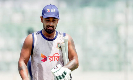জোড়া মাইলফলকের সামনে দাঁড়িয়ে লিটন