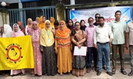 ছয় দাবিতে নেত্রকোনায় স্বাস্থ্য সহকারীদের অবস্থান কর্মসূচি 