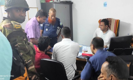 আওয়ামী লীগকে সংগঠিত করার অভিযোগে অধ্যক্ষ আটক