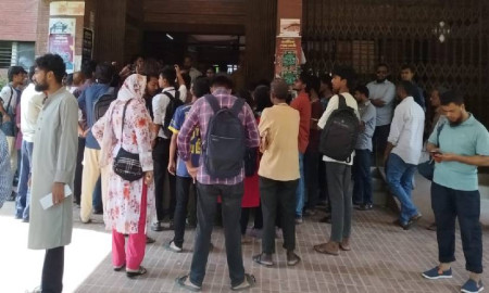 জাবিতে অটোরিকশা চালুর দাবিতে প্রশাসনিক ভবনে তালা