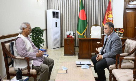 প্রধান উপদেষ্টার সঙ্গে সাক্ষাৎ করেছেন সিইসি