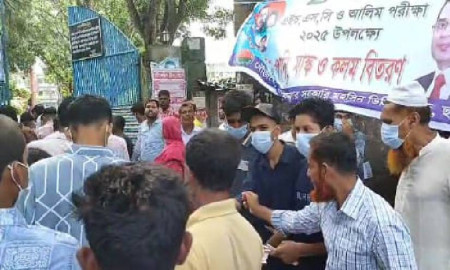 এইচএসসি পরীক্ষার্থীদের মাঝে সরকারি মহসীন ডিগ্রি কলেজ ছাত্রদলের স্বাস্থ্যসেবা সামগ্রী বিতরণ