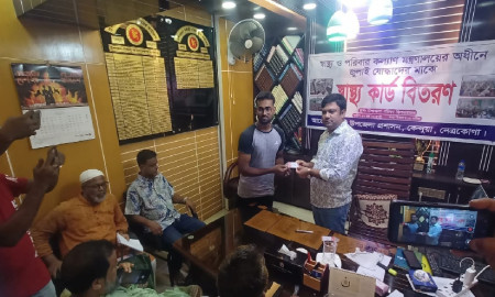 নেত্রকোনায় জুলাইযোদ্ধাদের মাঝে স্বাস্থ্য কার্ড বিতরণ 