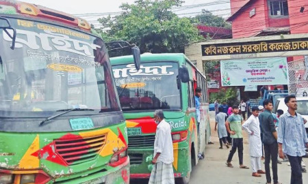 রাইদা পরিবহনের দুই বাস আটক করলেন কবি নজরুল কলেজের শিক্ষার্থীরা