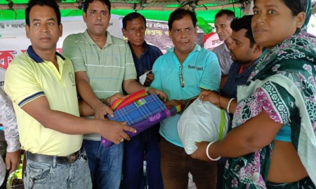 অভয়নগরে ক্ষতিগ্রস্ত ২১ পরিবারের মাঝে সনাতন পার্টির সহায়তা প্রদান