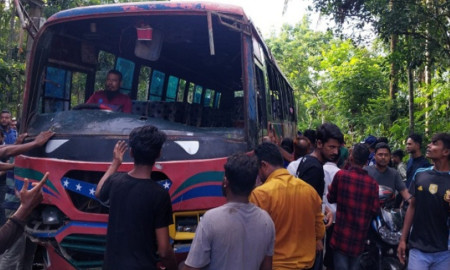 পিরোজপুরে বিয়ের বাসের সঙ্গে ইজিবাইকের সংঘর্ষে নিহত ১, আহত ৩৬
