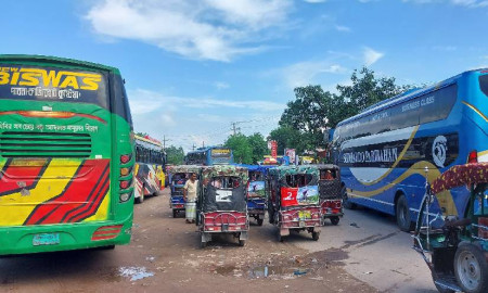 ধর্মঘট প্রত্যাহার ৪৫ ঘণ্টা পর ঢাকা-পাবনা রুটে বাস চলাচল শুরু