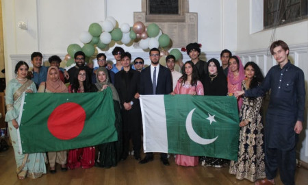 কেমব্রিজ বিশ্ববিদ্যালয়ে একসঙ্গে বাংলাদেশ-পাকিস্তানের শিক্ষার্থীদের ঈদ উদযাপন