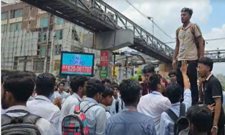 সহপাঠী হত্যার প্রতিবাদে সায়েন্স ল্যাব মোড় অবরোধ আইডিয়াল কলেজ শিক্ষার্থীদের