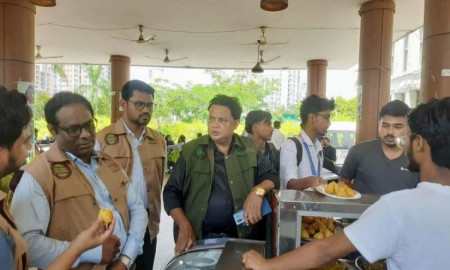 খাবারের মান যাচাইয়ে ডিআইইউ ক্যান্টিন পরিদর্শনে প্রক্টরিয়াল টিম