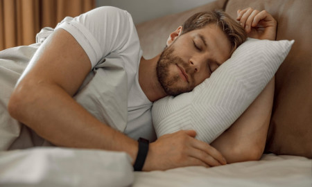 অতিরিক্ত ঘুমিয়ে শরীরে ডেকে আনছেন যেসব বিপদ