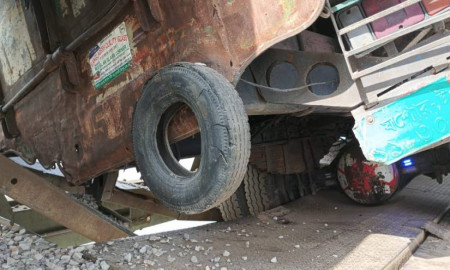 কুড়িগ্রামে সেতুর পাটাতন ভেঙে যান চলাচল বন্ধ, ভোগান্তিতে চালক ও স্থানীয়রা
