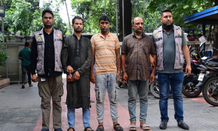 ফকিরাপুলে ডিবিকে লক্ষ্য করে গুলির ঘটনায় বিদেশি পিস্তলসহ শীর্ষ সন্ত্রাসী বাপ্পি গ্রেফতার