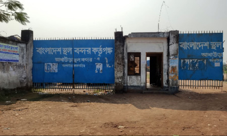 এনবিআরের শাটডাউনে অচল আখাউড়া স্থলবন্দর, আমদানি-রপ্তানি সম্পূর্ণ বন্ধ