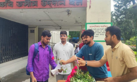 ঢাবির কবি জসীম উদ্দিন হলের নবীন শিক্ষার্থীদের ফুল দিয়ে বরণ ছাত্রদলের