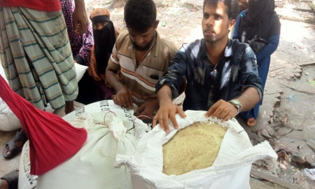 সরকারি গুদামে পচা চাল বিতরণের অভিযোগ, সাংবাদিকদের হেনস্তা