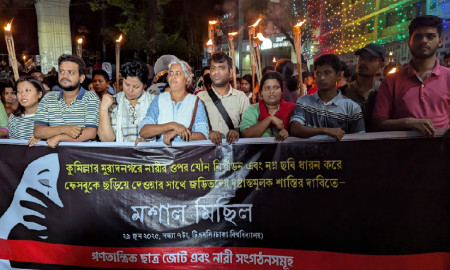 মুরাদনগরে ধর্ষণকাণ্ডের প্রতিবাদে ঢাবিতে মশাল মিছিল