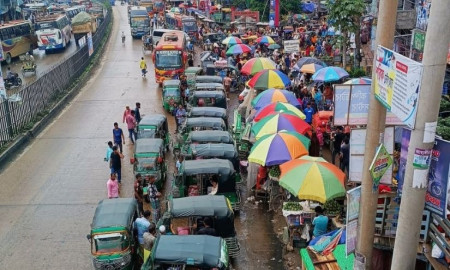 মহাসড়কে বাজার, দুর্ভোগে শিক্ষক-শিক্ষার্থী-সাধারণ মানুষ