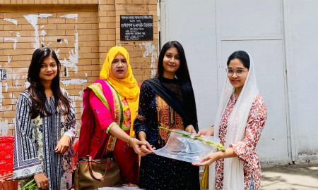ঢাবির শামসুন নাহার হলে নবীন শিক্ষার্থীদের ছাত্রদলের ফুল দিয়ে বরণ