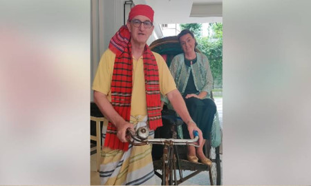 লুঙ্গি-গামছায় দেশি ঢঙে বিদায় জানালেন জার্মান রাষ্ট্রদূত