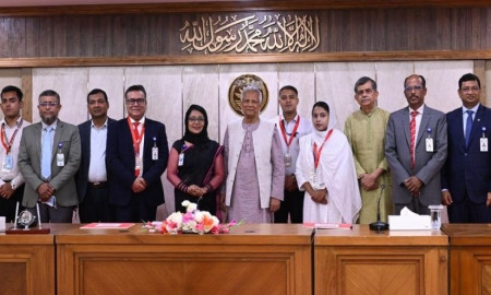 প্রধান উপদেষ্টার হাত থেকে শিক্ষাবৃত্তি পেলেন জাতীয় বিশ্ববিদ্যালয়ের তিন শিক্ষার্থী 