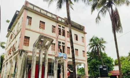  শিক্ষক সংকট: দপ্তরিও ক্লাস নেন সেন্টমার্টিনের একমাত্র প্রাথমিক বিদ্যালয়ে