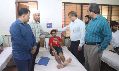 জুলাইয়ে গুলিবিদ্ধ ক্যান্টিন বয়ের পাশে শেকৃবি প্রশাসন