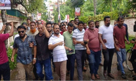 ফরিদপুরে আওয়ামী লীগের গোপন মিটিংয়ের খবরে এ কে আজাদের বাড়ির সামনে বিএনপির মিছিল